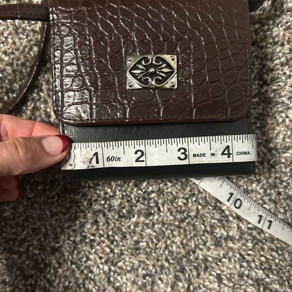Like new Vegan leather mini crossbody wallet with detachable shoulder strap - Picture 7 of 9
